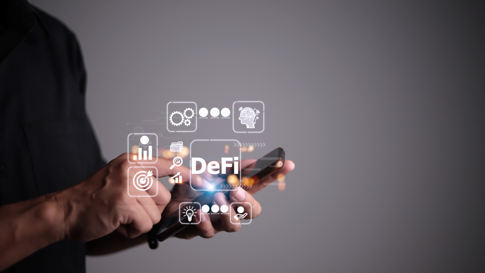 Eine Hand tippt auf den Bildschirm eines Mobiltelefon.